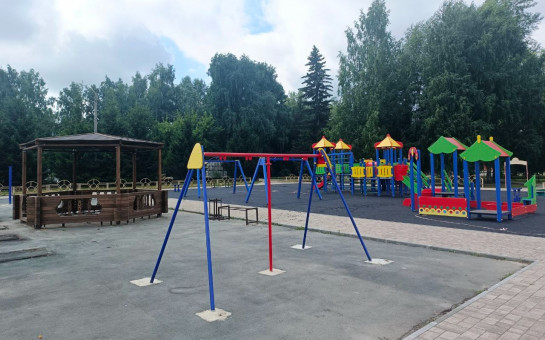 Строится детская площадка